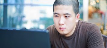 近距离一名全心全意的员工 在他的计算机工作找新生涯 开始CCBST网络认证课程