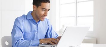 一位年轻人在计算机上工作找新生涯 开始CCBSTCAA+证书课程